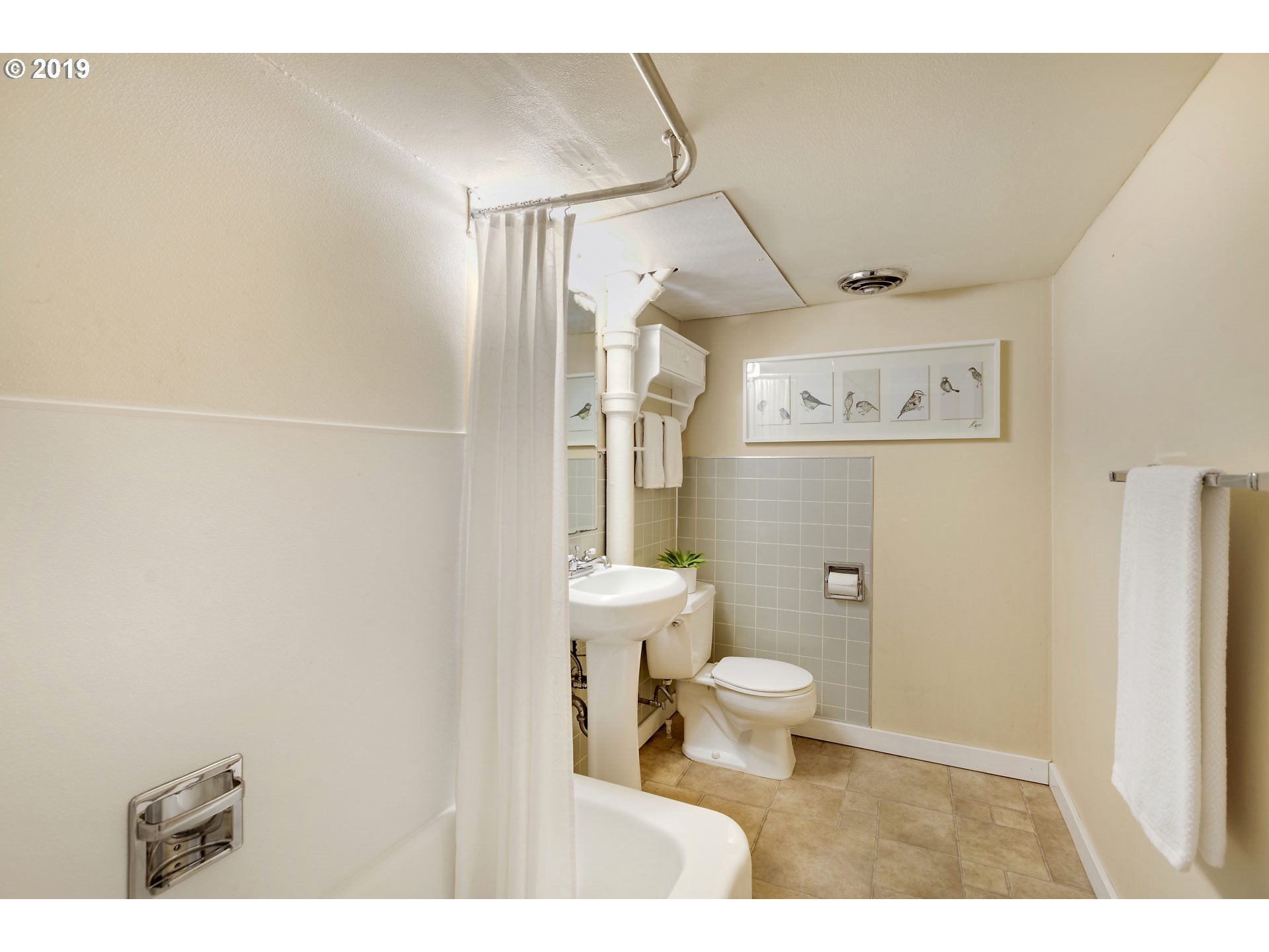 295 Southwest Birdshill Road Portland, OR 97219 - Photo 19 of 26 Bathroom