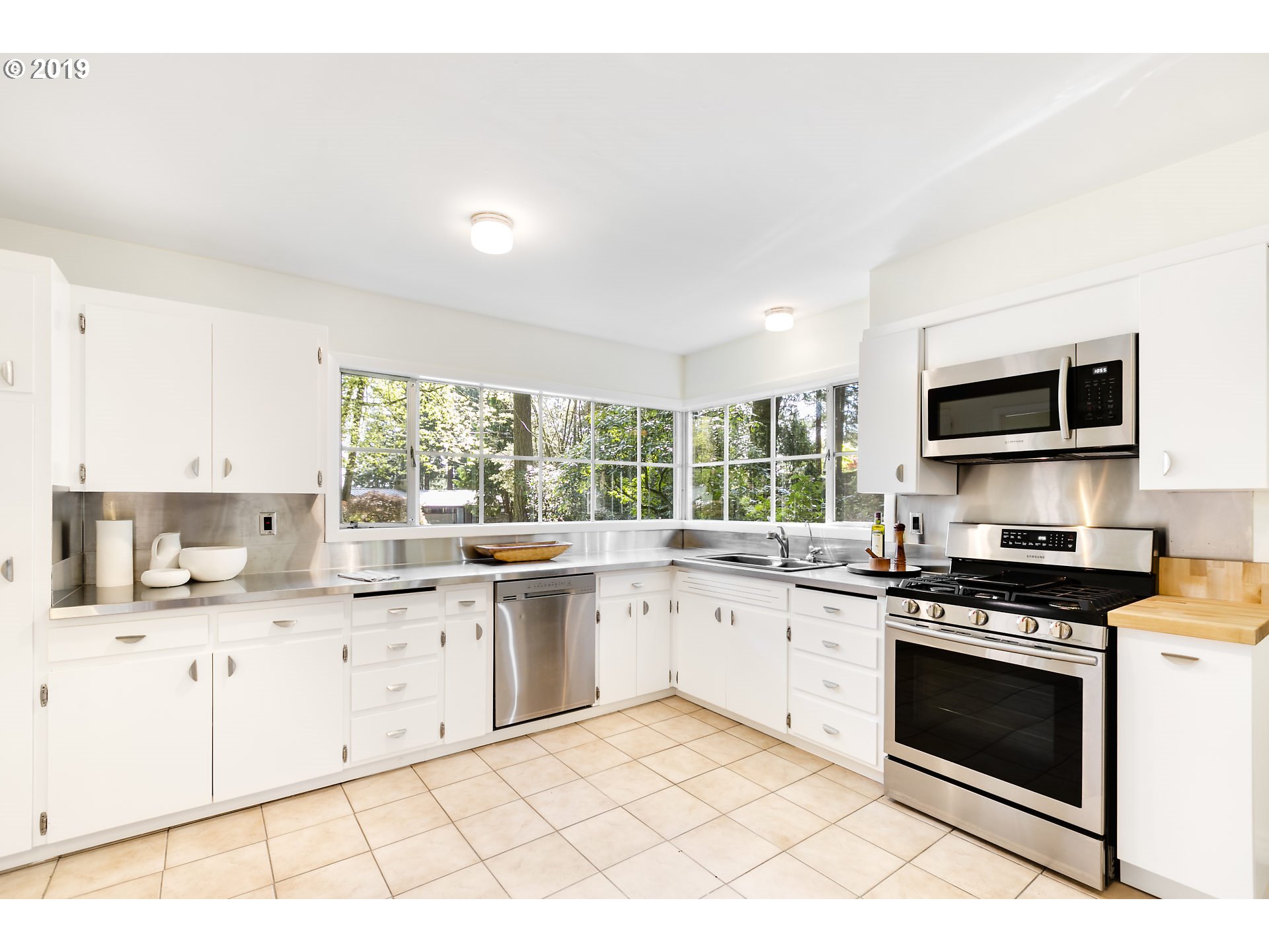 295 Southwest Birdshill Road Portland, OR 97219 - Photo 6 of 26 Kitchen