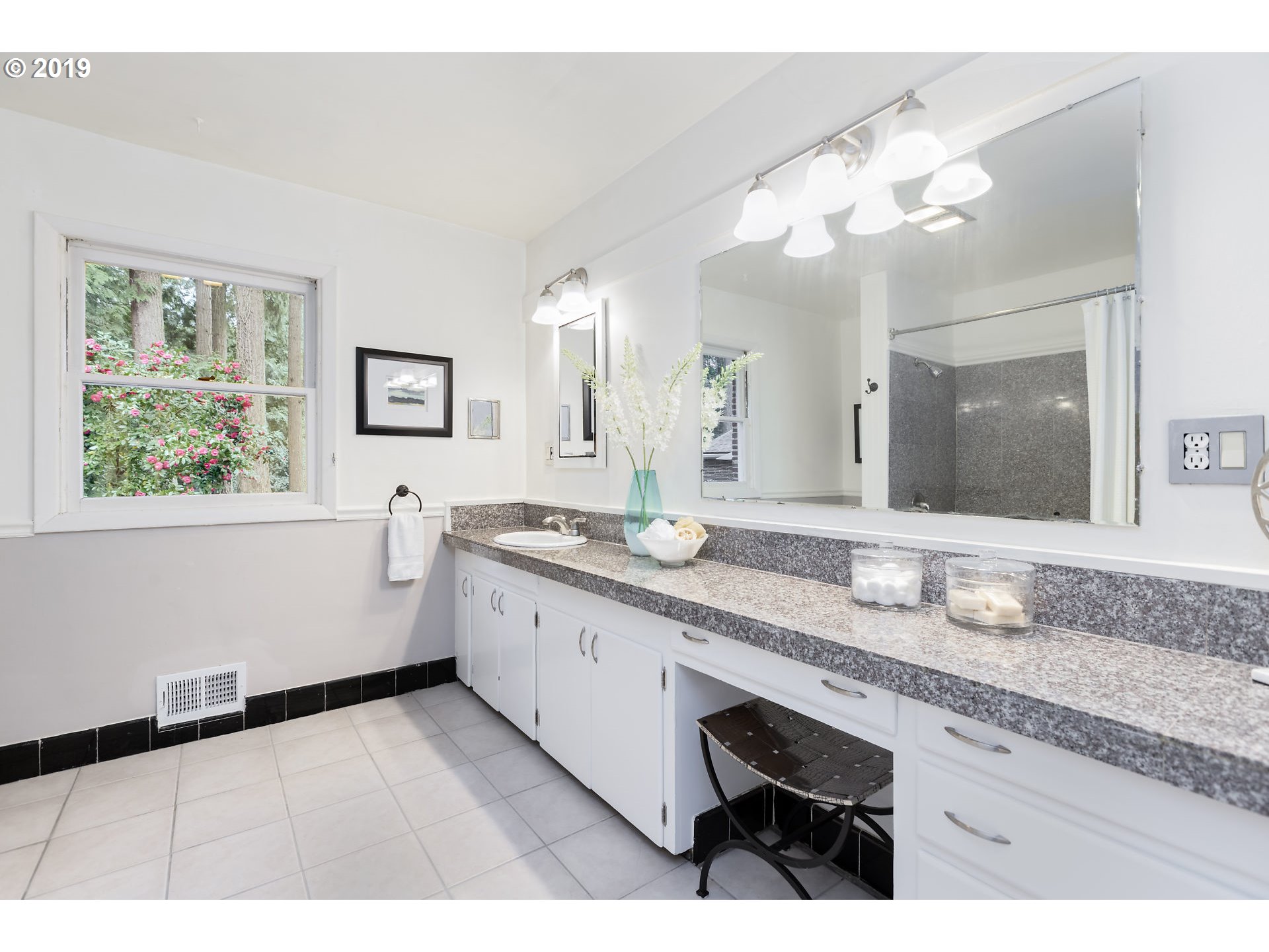 295 Southwest Birdshill Road Portland, OR 97219 - Photo 10 of 26 Bathroom
