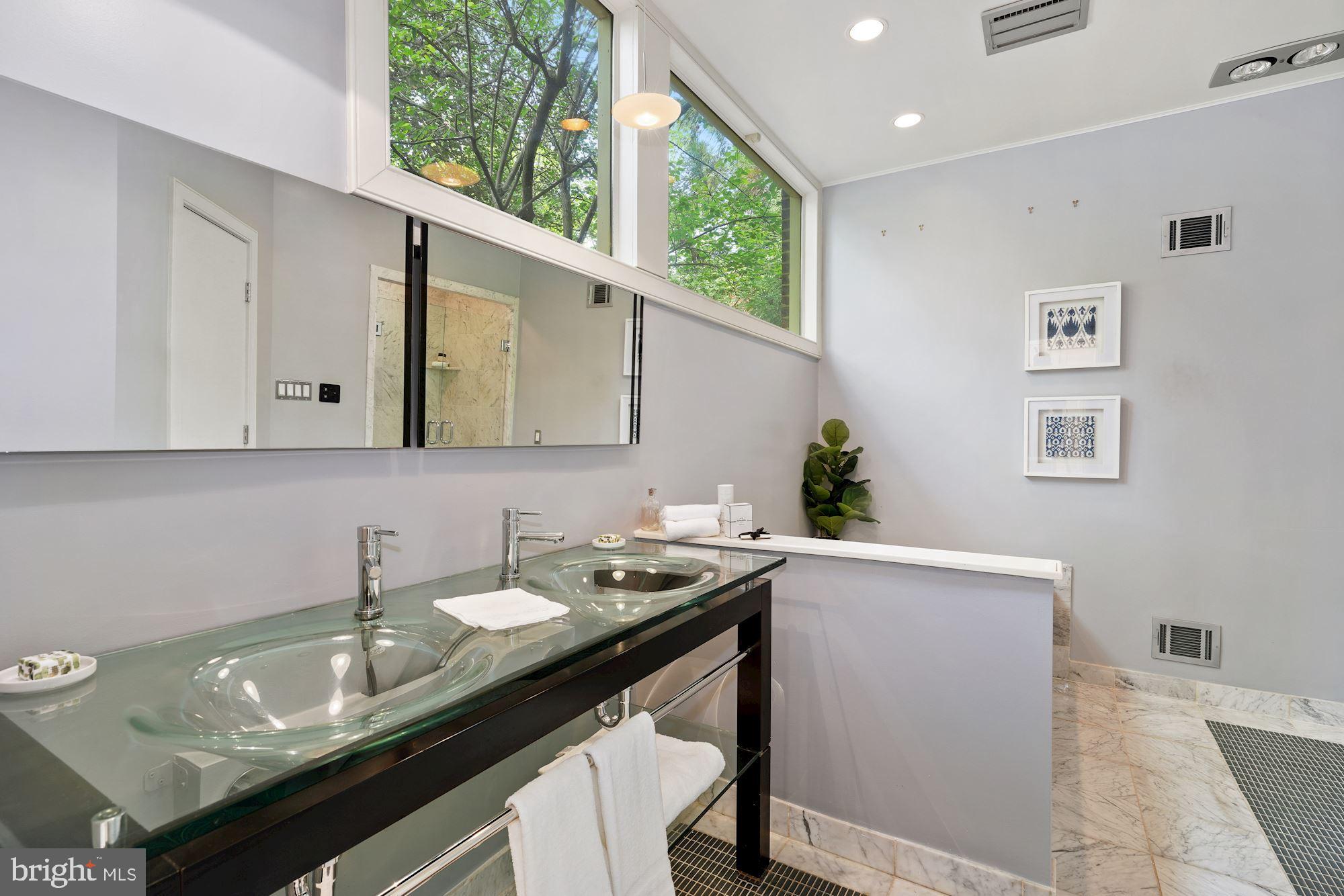 2750 Q Street Northwest Washington, DC 20007 - Photo 26 of 41 Primary en suite bath - Second level, left side