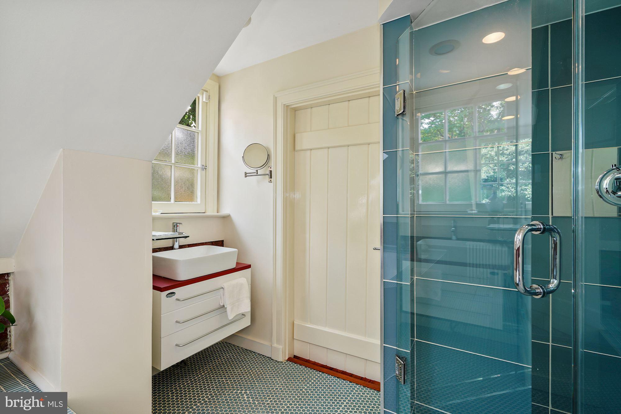 2750 Q Street Northwest Washington, DC 20007 - Photo 30 of 41 Hall bath - Second level, right side