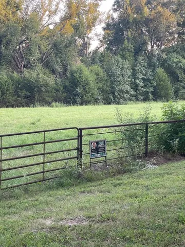 a view of a bench in a field
