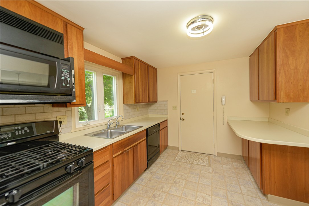 200 Colonial Drive Webster, NY 14580 - Photo 9 of 37