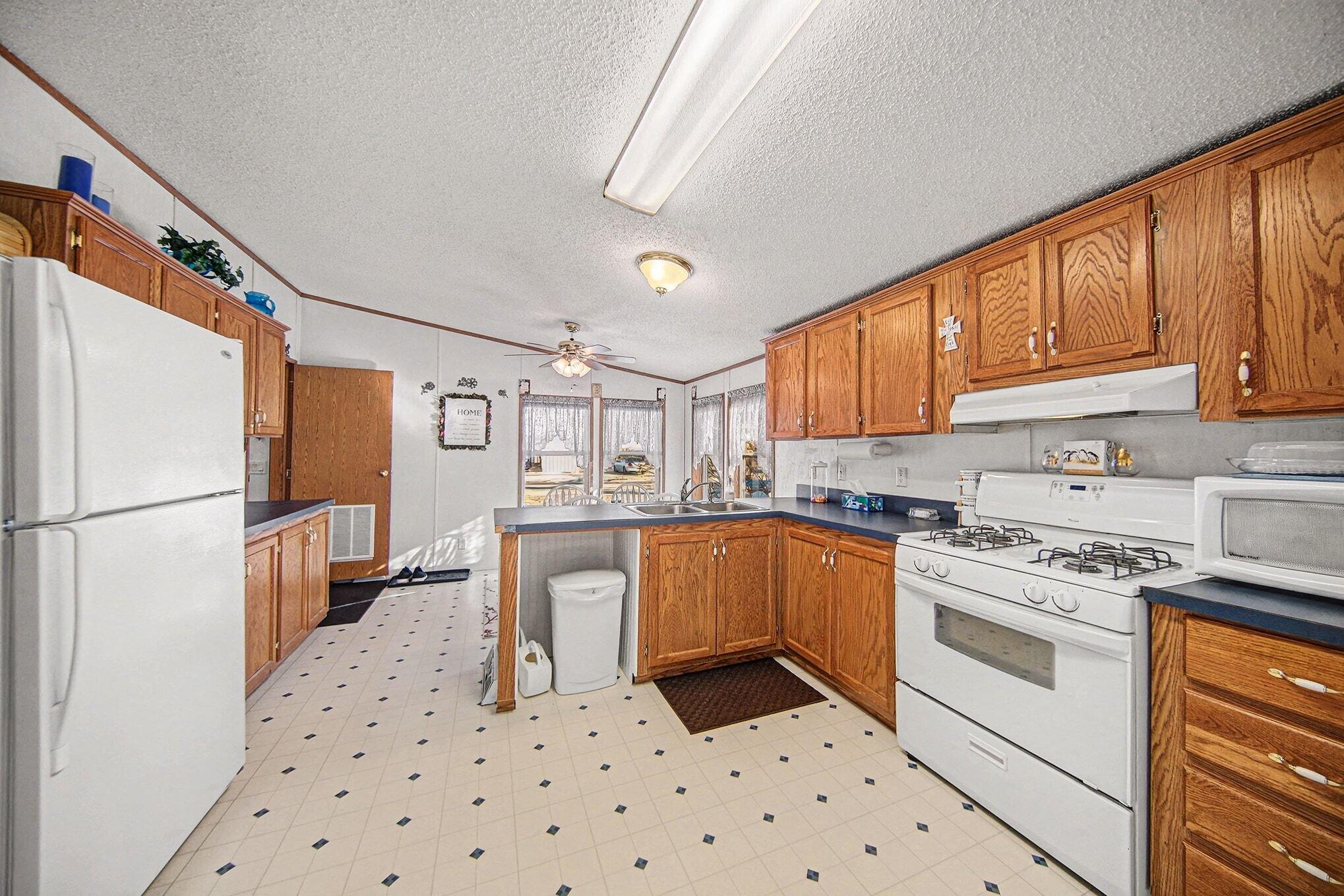 406 21st Street Jackson, MI 49203 - Photo 5 of 28 009_file_5297