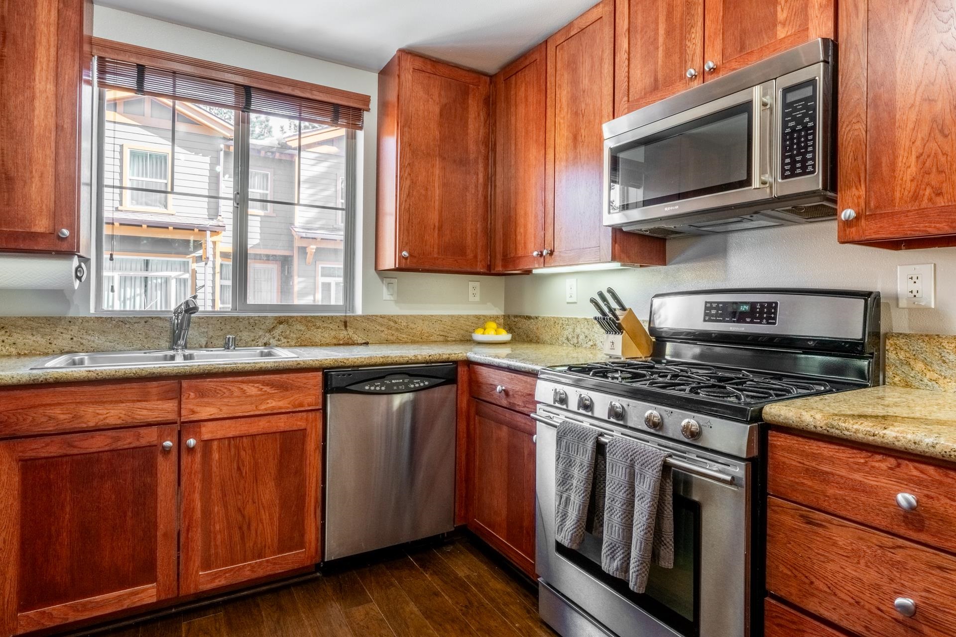 525 Manzanita Road, Unit 2 Mammoth Lakes, CA 93546 - Photo 9 of 28