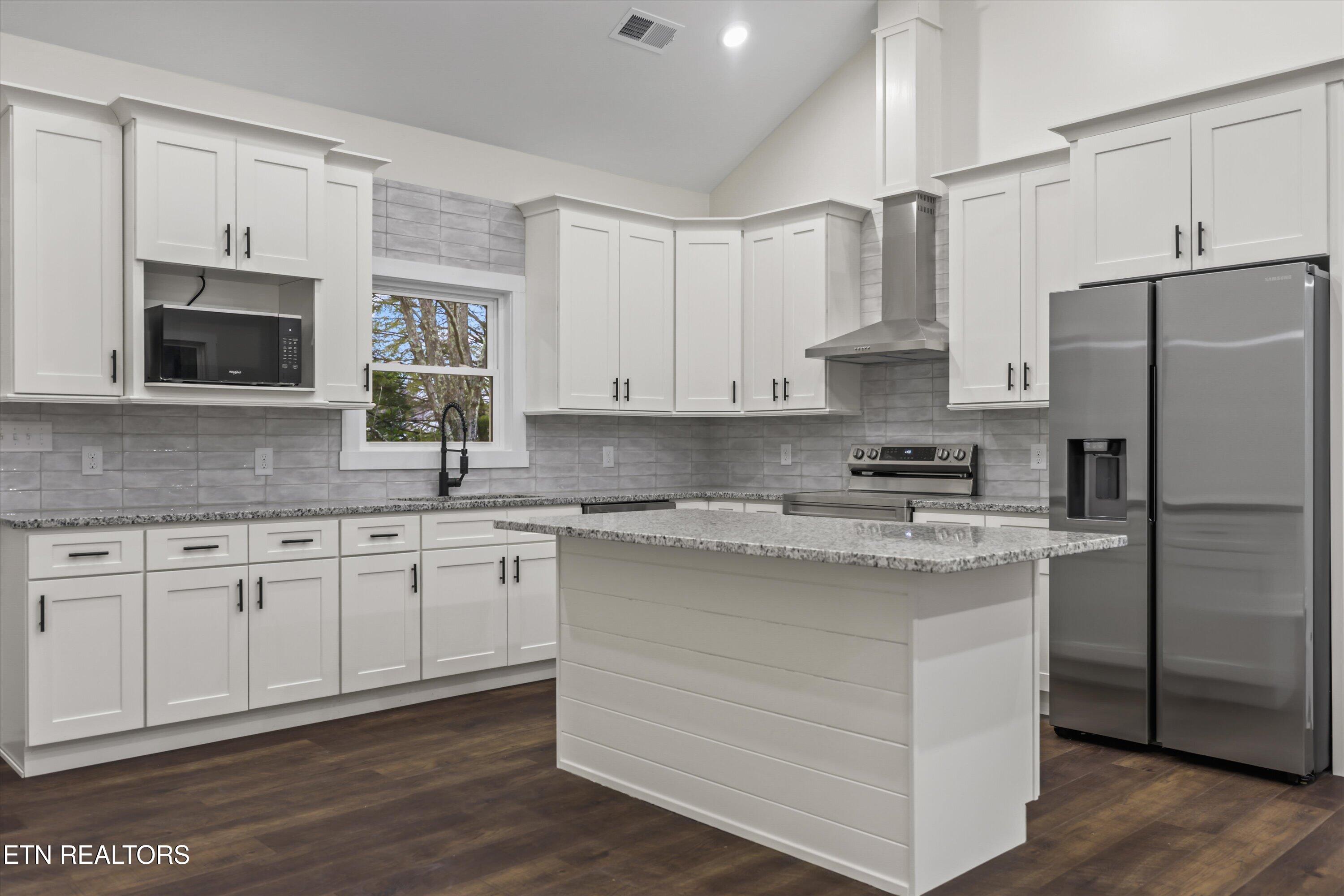 136 Log Lane Jacksboro, TN 37757 - Photo 3 of 7 10-136 Log Ln28