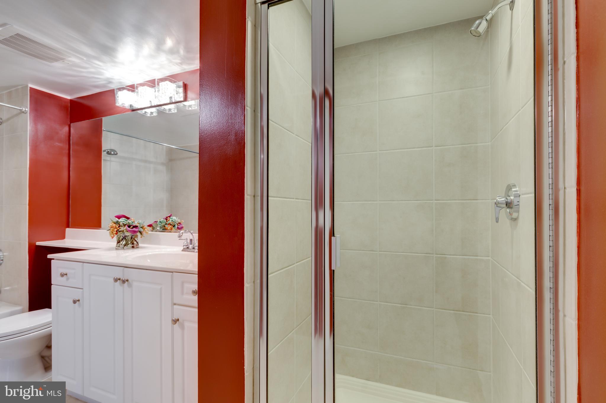 851 North Glebe Road, Unit 1020 Arlington, VA 22203 - Photo 26 of 52 Bathroom with Sep Tub & Shower