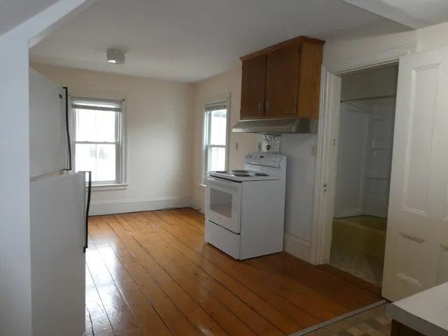 $1,400 | 231 Pleasant Street, Unit 2, East Bridgewater, MA 02333