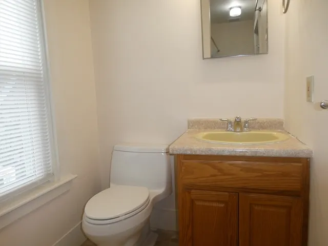 $1,400 | 231 Pleasant Street, Unit 2, East Bridgewater, MA 02333