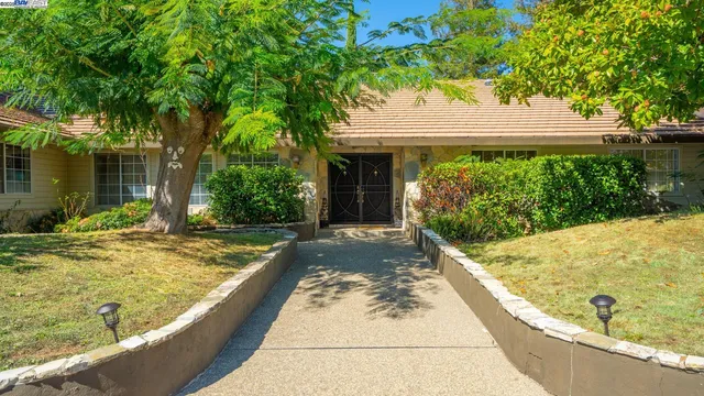 a view of a house with backyard