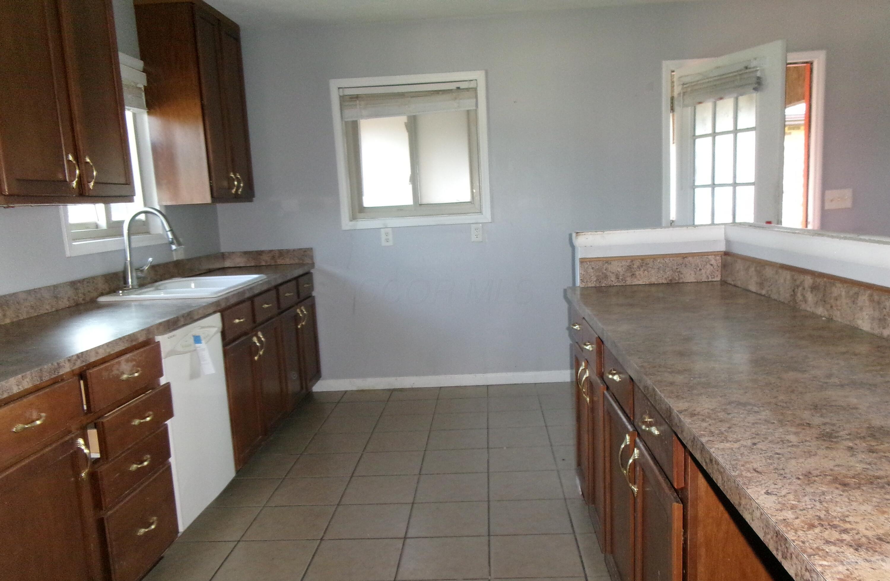 6670 Ridpath Road Grove City, OH 43123 - Photo 26 of 30 Kitchen in suite