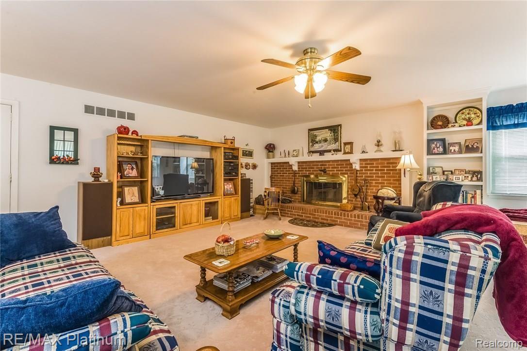5210 Greenfield Road Brighton, MI 48114 - Photo 9 of 30 013-Family_Room-4687641-medium.jpg
