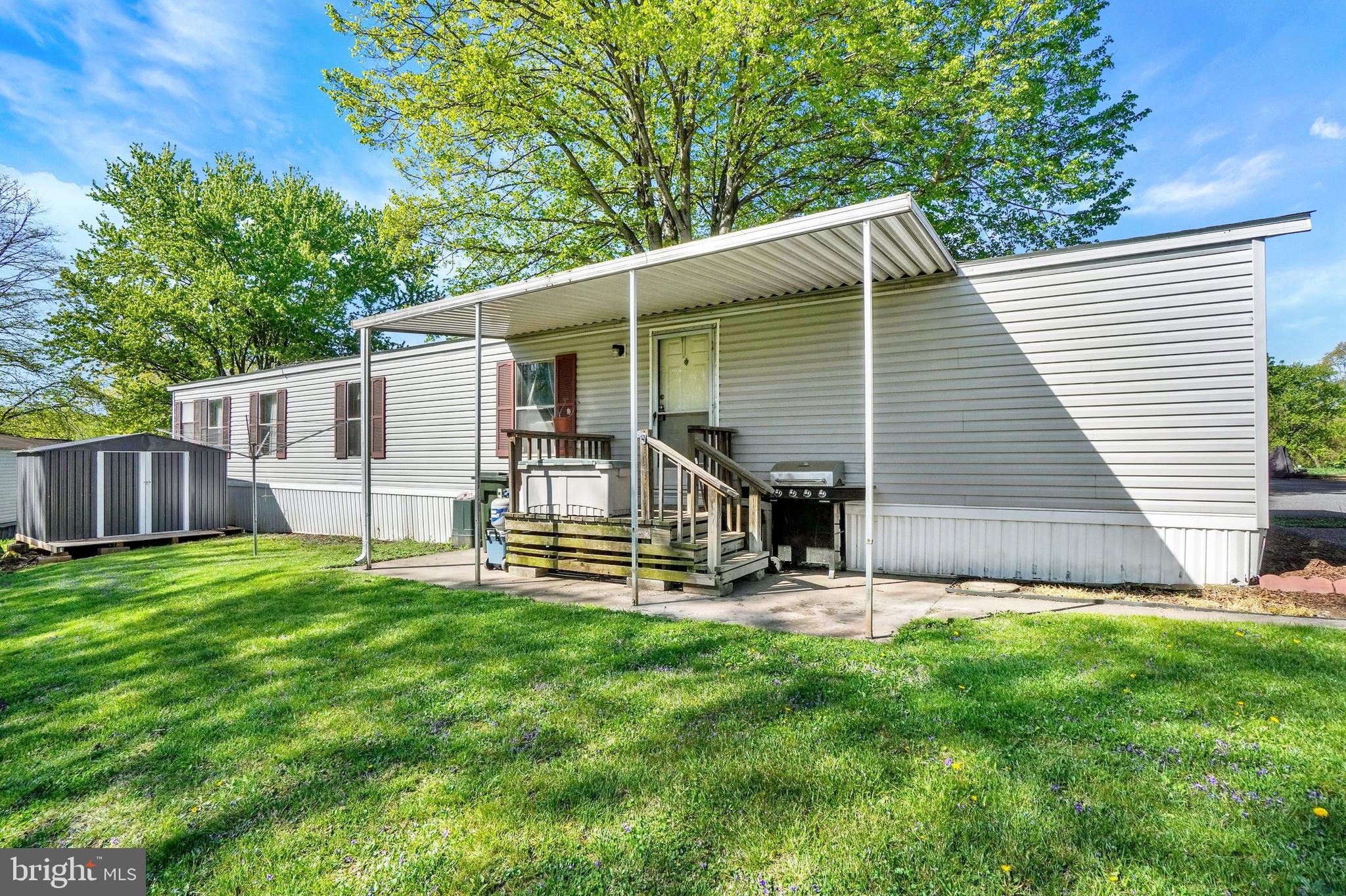 a view of a house with backyard and porch