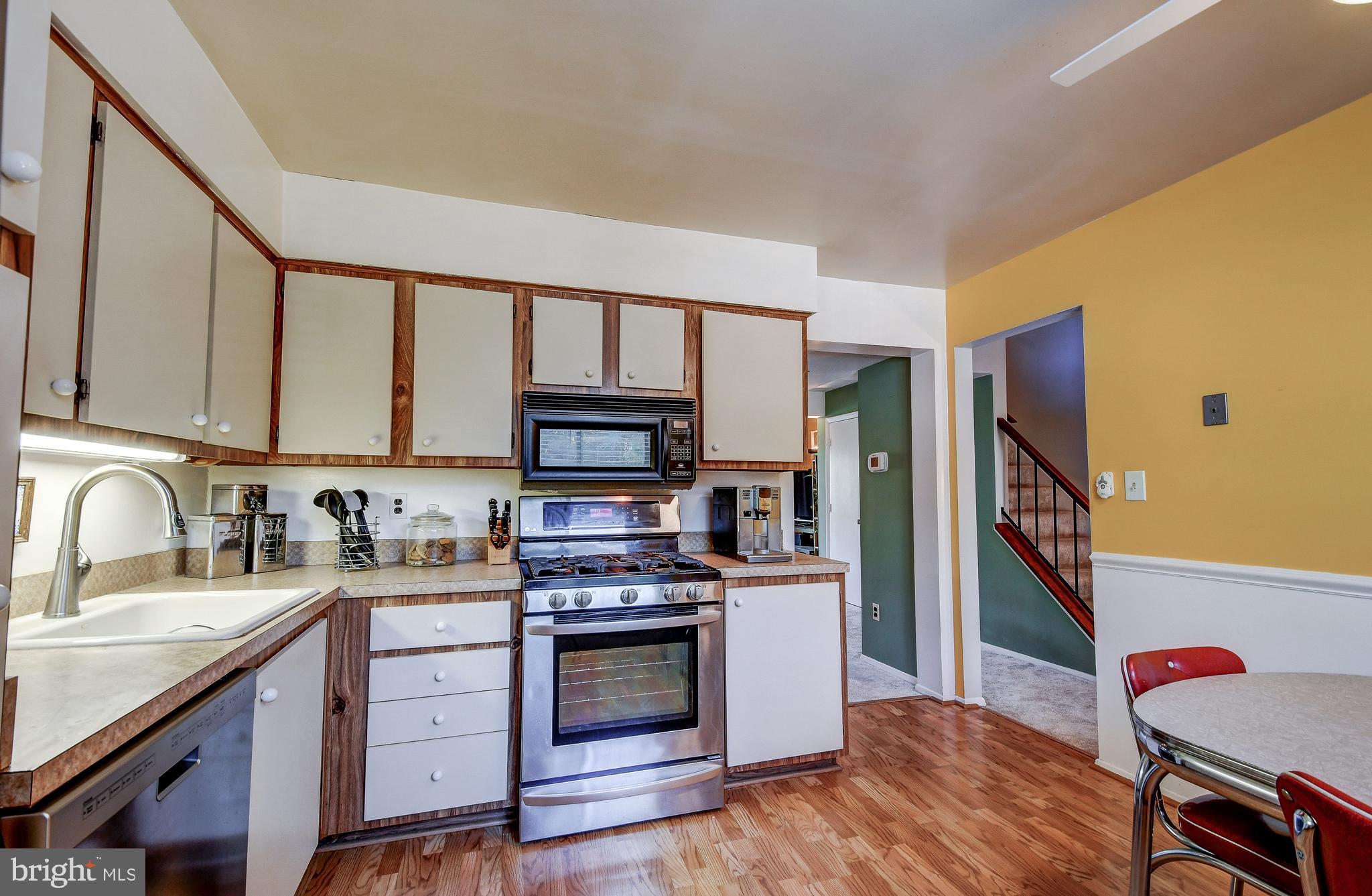 9247 Bellbeck Road Baltimore, MD 21234 - Photo 7 of 28 5 burner stove