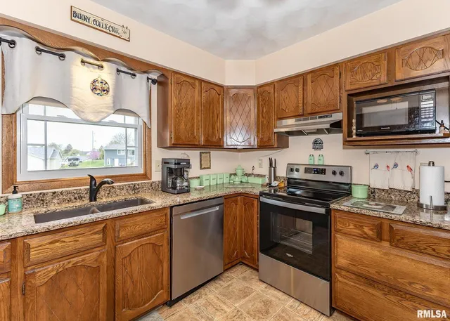 $287,500 | 631 Suncrest Drive, Sherrard, IL 61281