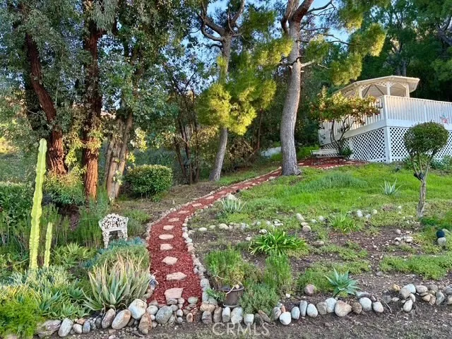 a view of a house with backyard