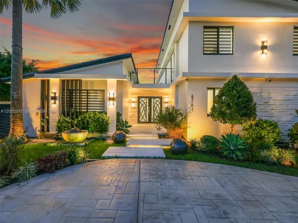 a view of a house with a yard