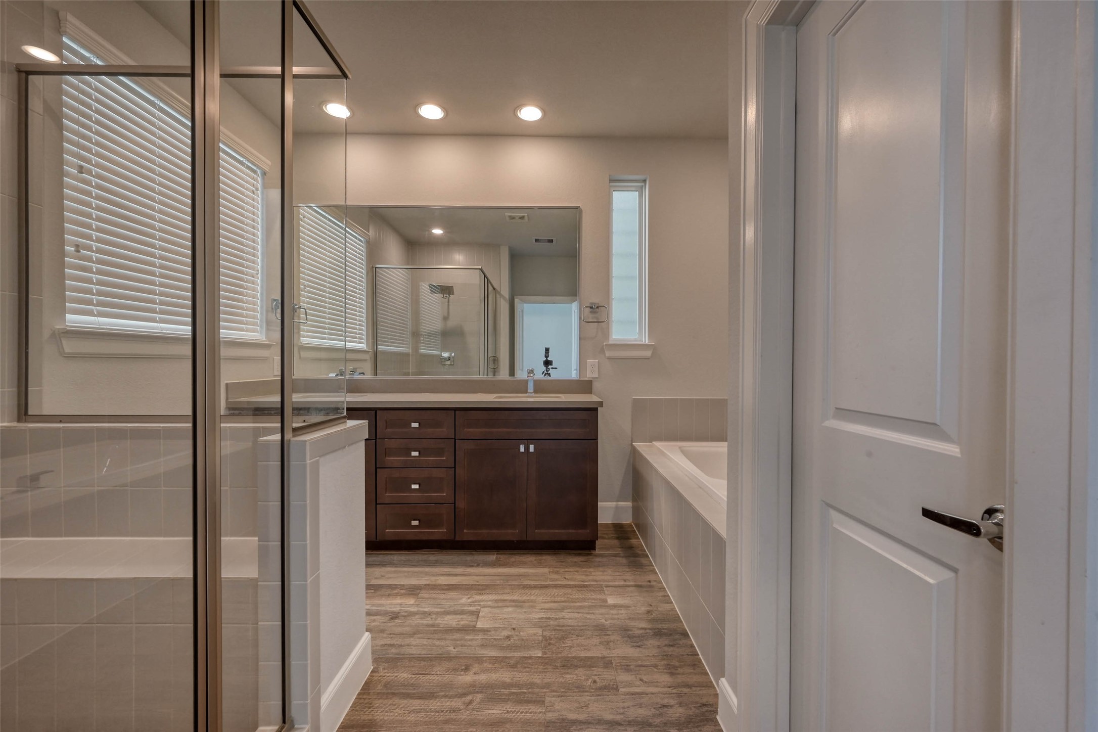 951 West 17th Street Houston, TX 77008 - Photo 22 of 30 The Primary Bathroom Features Dual Sink Vanity, Soaking Tub and a Separate Shower.