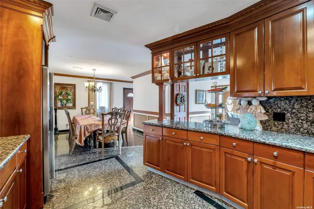a very nice looking kitchen with many windows