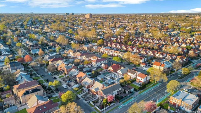 a view of entryway front of a building