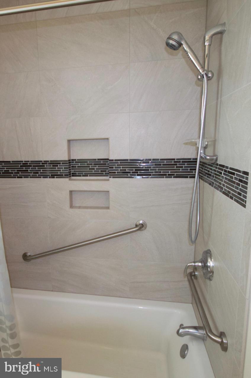 4317 Pleasant Valley Road Chantilly, VA 20151 - Photo 14 of 30 Bath