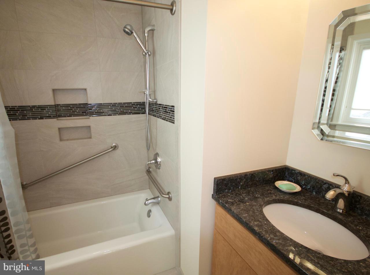 4317 Pleasant Valley Road Chantilly, VA 20151 - Photo 15 of 30 Bath