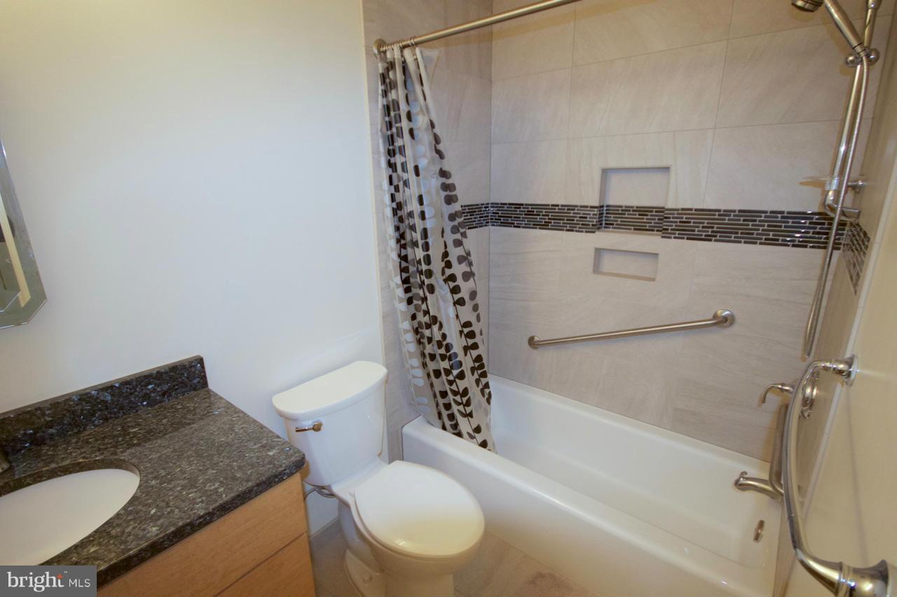 4317 Pleasant Valley Road Chantilly, VA 20151 - Photo 18 of 30 Bath