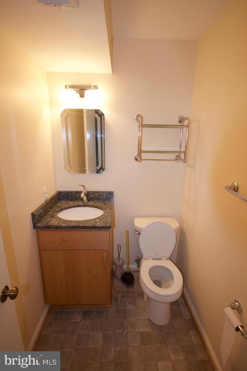 4317 Pleasant Valley Road Chantilly, VA 20151 - Photo 19 of 30 Bath