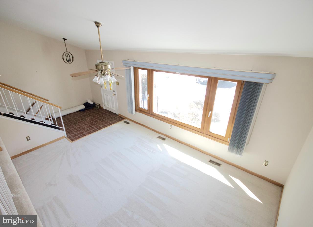 4317 Pleasant Valley Road Chantilly, VA 20151 - Photo 4 of 30 Living Room