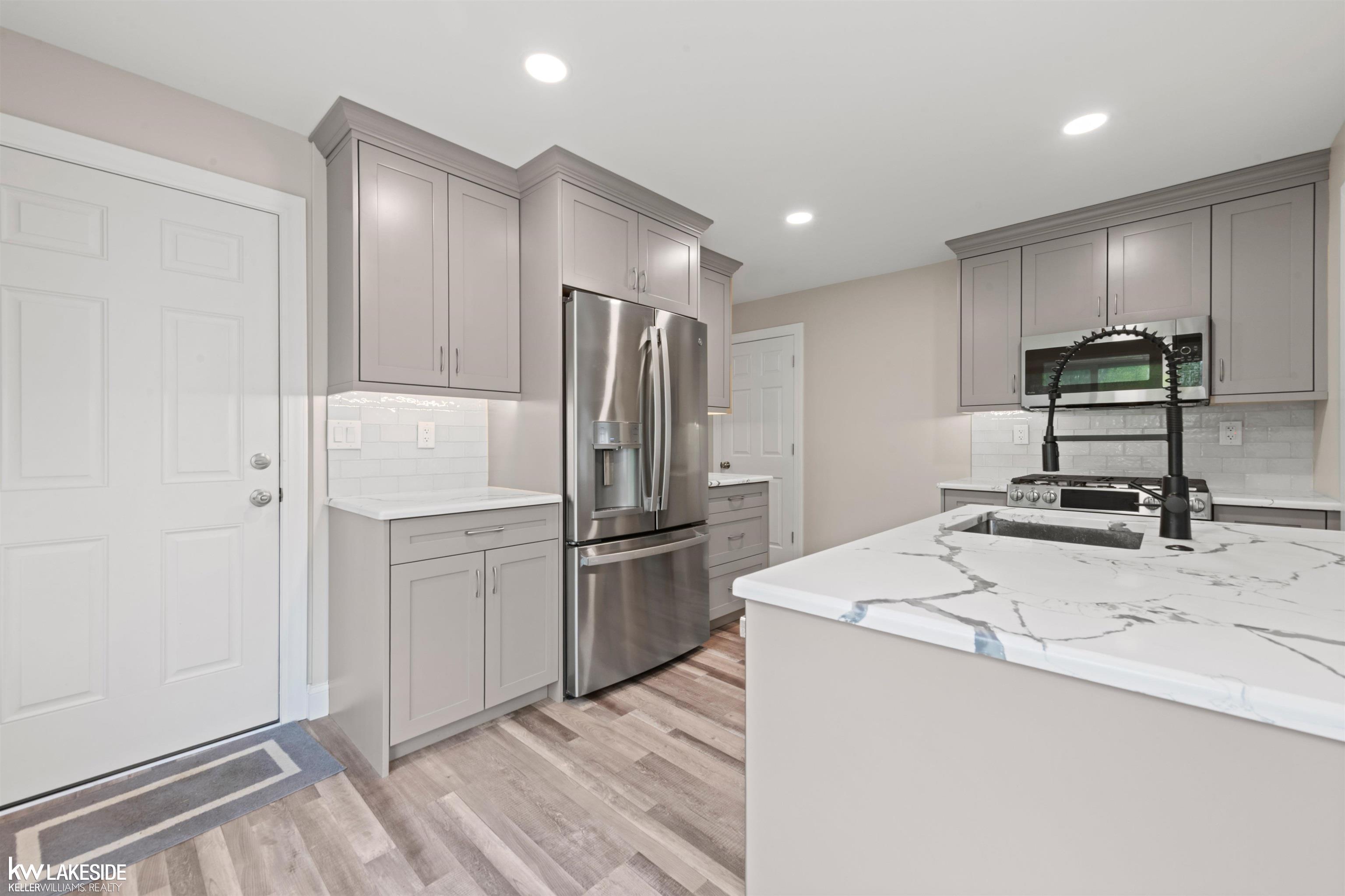 27080 South River Road Harrison Township, MI 48045 - Photo 23 of 40