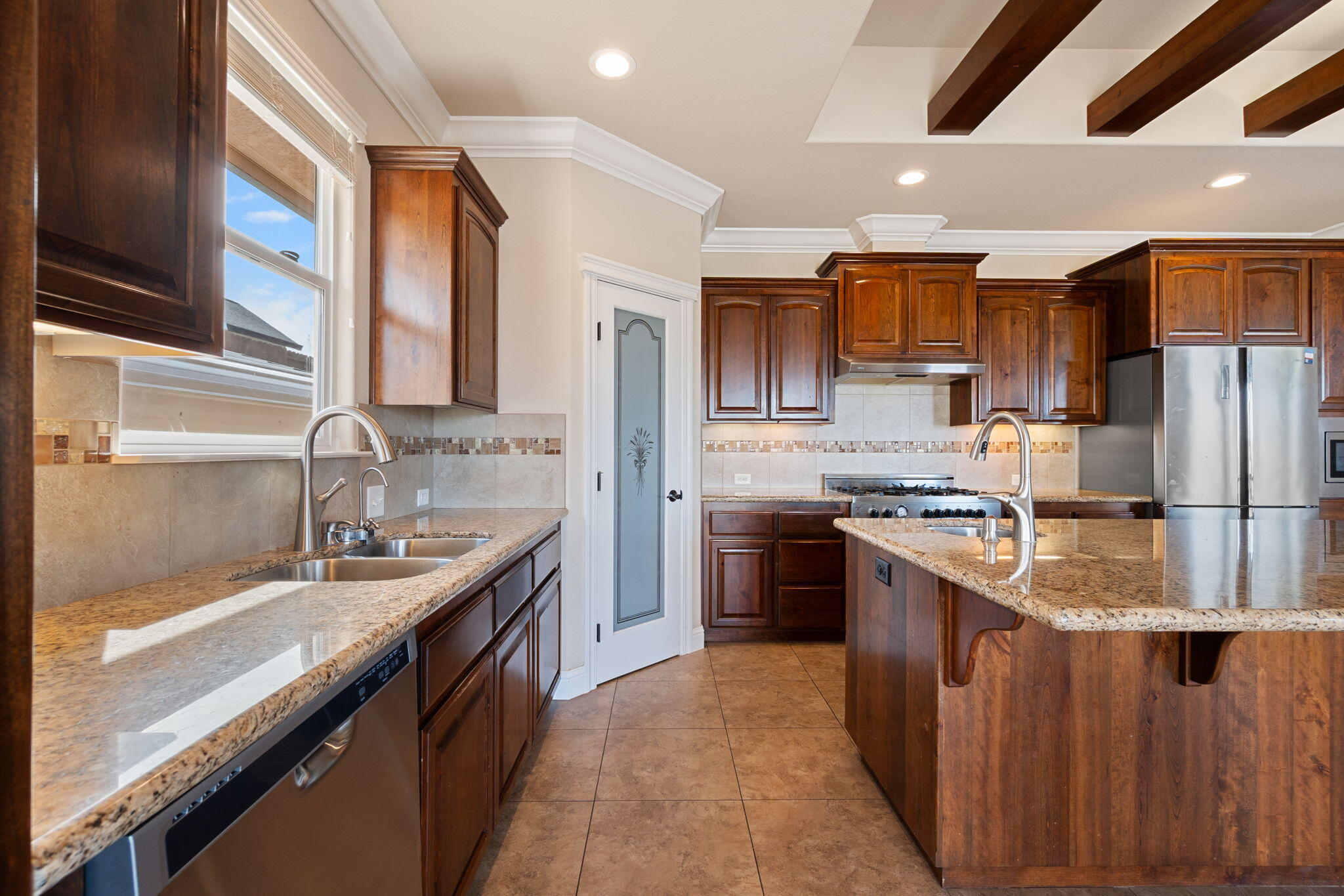 372 Stinson Loop Redding, CA 96003 - Photo 9 of 79 Kitchen