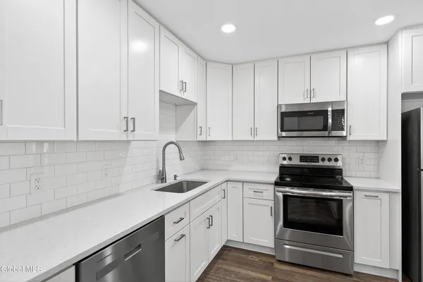 $2,000 | 6 Arrow Street, Unit 3, Colonie, NY 12304