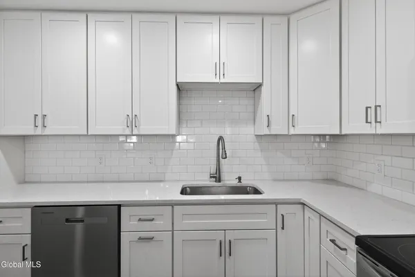 $2,000 | 6 Arrow Street, Unit 3, Colonie, NY 12304