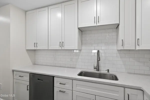 $2,000 | 6 Arrow Street, Unit 3, Colonie, NY 12304