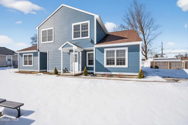 $2,000 | 6 Arrow Street, Unit 3, Colonie, NY 12304