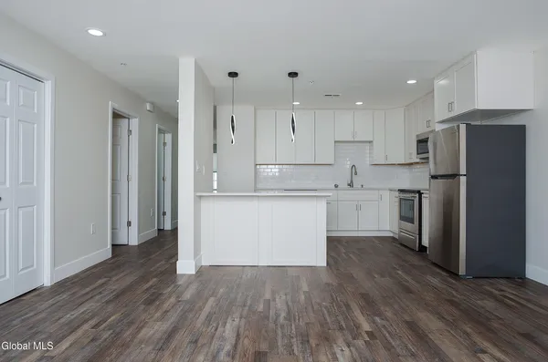 $2,000 | 6 Arrow Street, Unit 3, Colonie, NY 12304