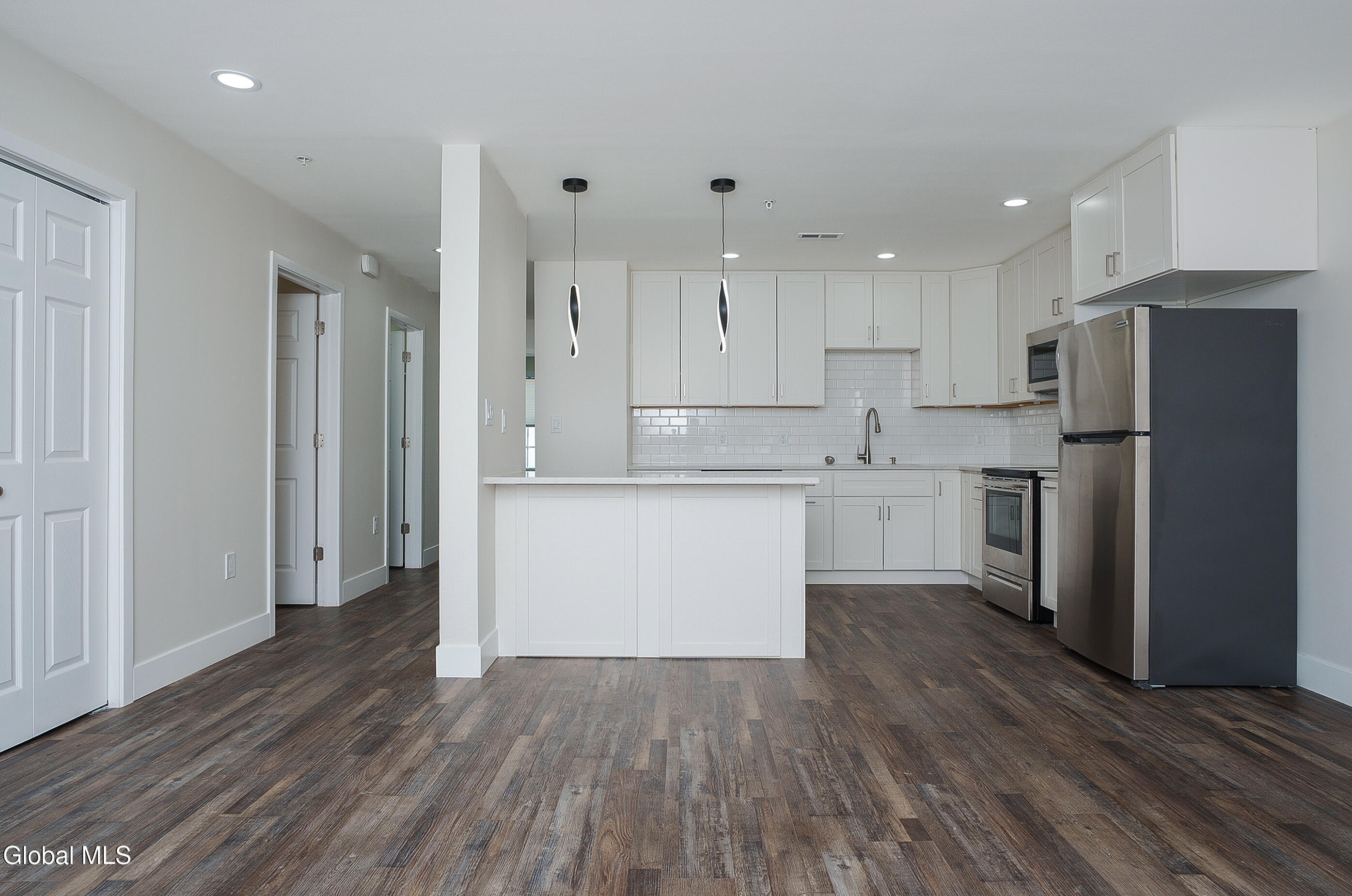 6 Arrow Street, Unit 3 Colonie, NY 12304 - Photo 3 of 32 005-6-Arrow-St-Schenectady-NY-12304_Unit