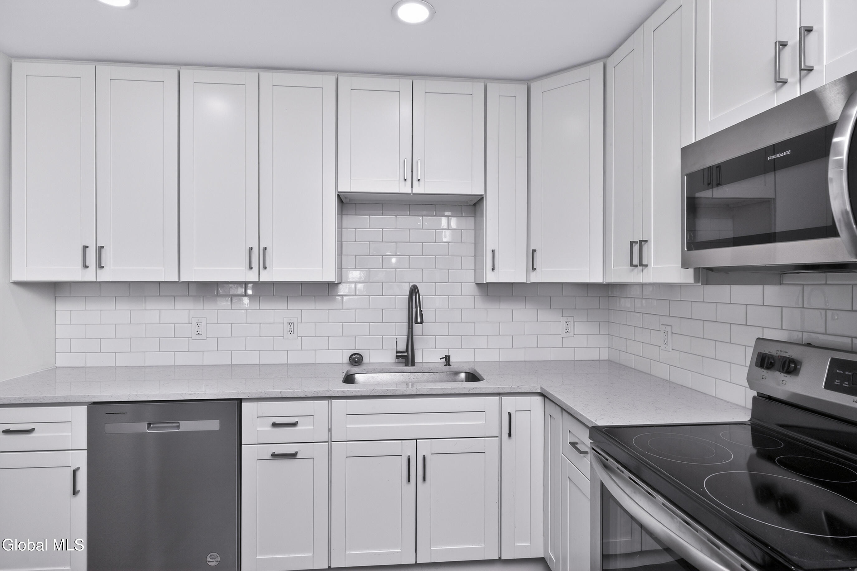 6 Arrow Street, Unit 3 Colonie, NY 12304 - Photo 5 of 32 007-6-Arrow-St-Schenectady-NY-12304_Unit