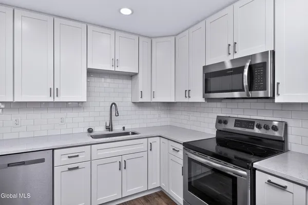 $2,000 | 6 Arrow Street, Unit 3, Colonie, NY 12304