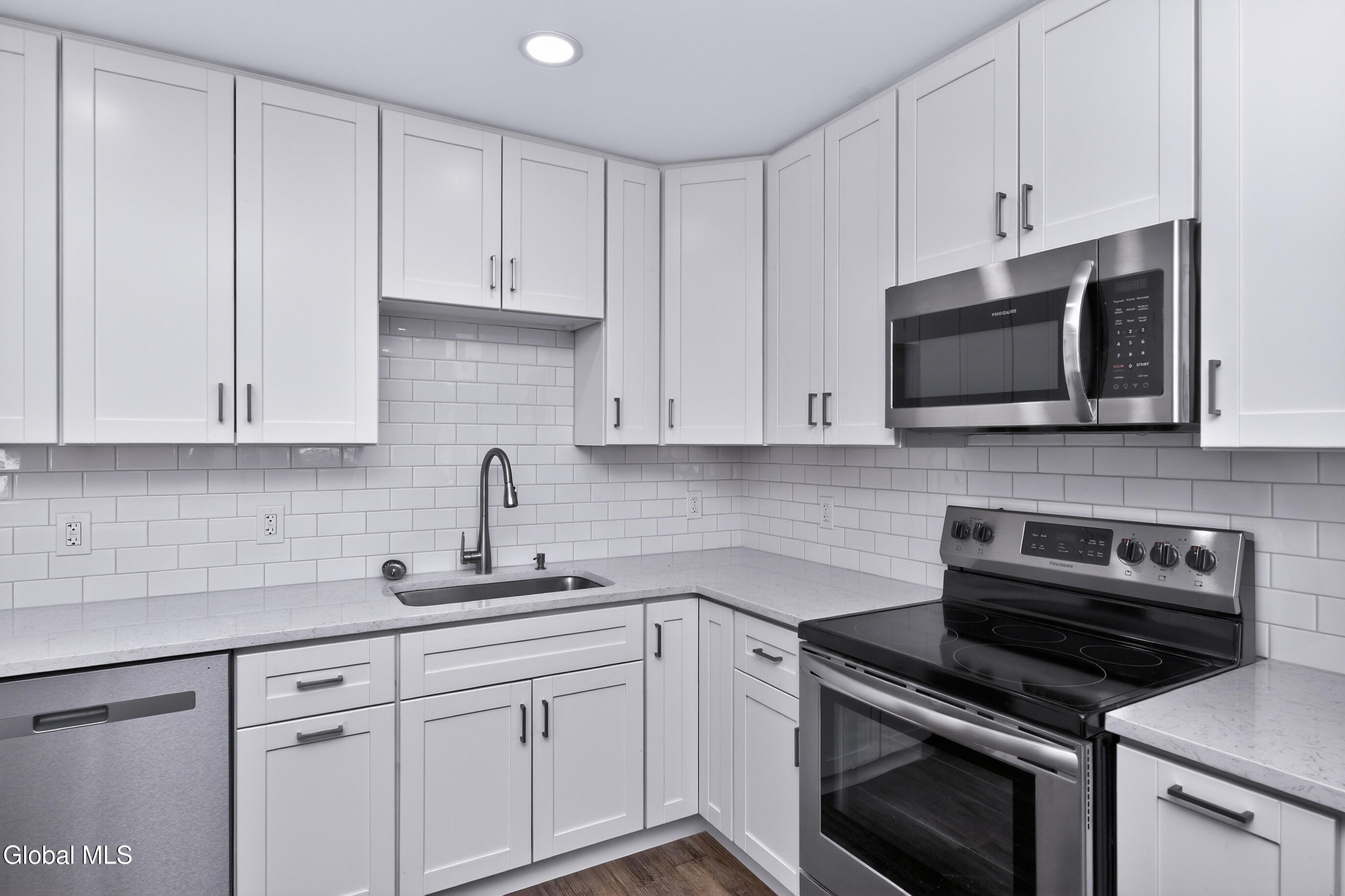 6 Arrow Street, Unit 3 Colonie, NY 12304 - Photo 6 of 32 008-6-Arrow-St-Schenectady-NY-12304_Unit