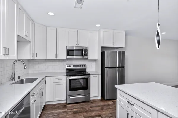 $2,000 | 6 Arrow Street, Unit 3, Colonie, NY 12304
