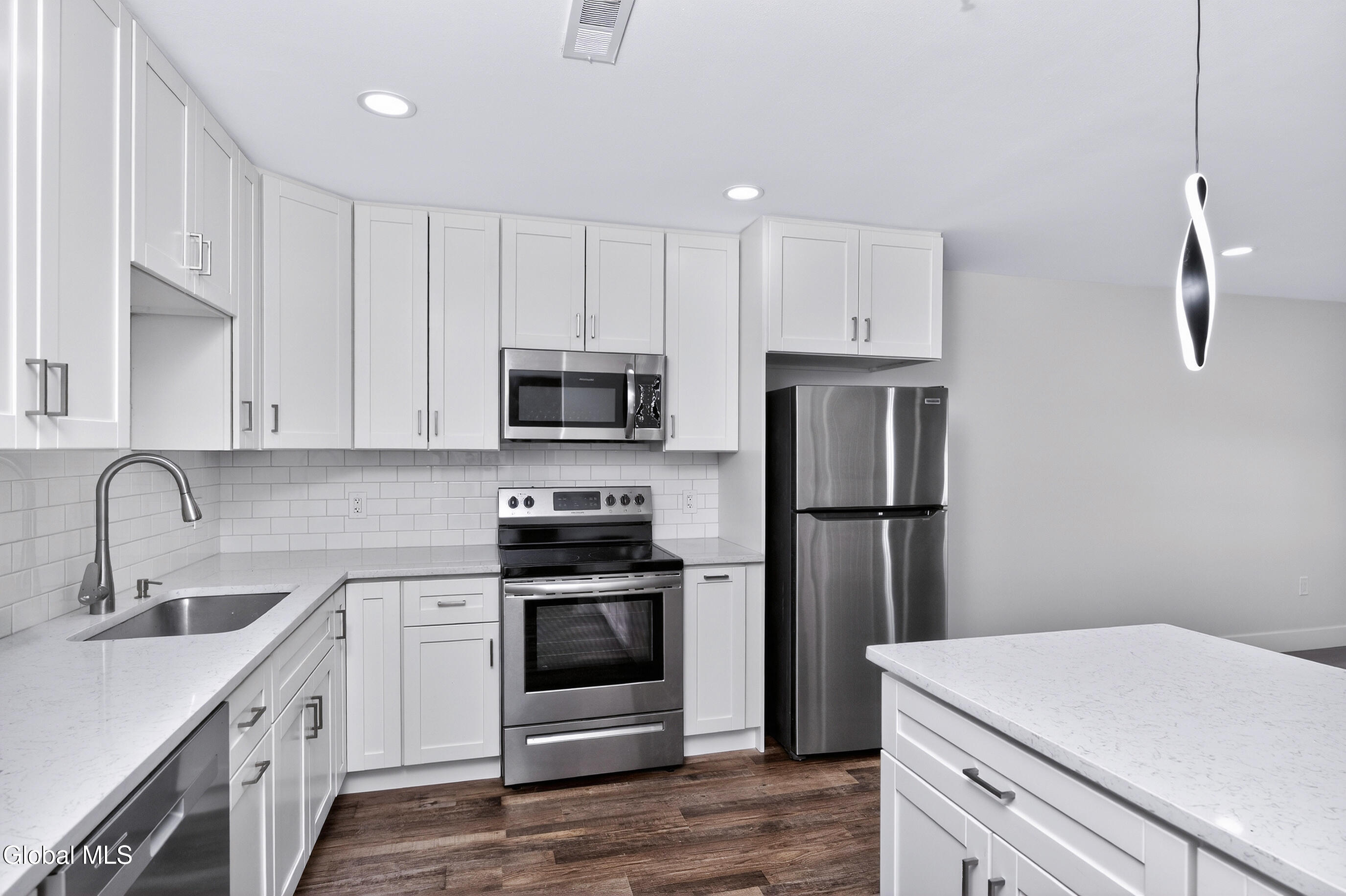 6 Arrow Street, Unit 3 Colonie, NY 12304 - Photo 7 of 32 009-6-Arrow-St-Schenectady-NY-12304_Unit