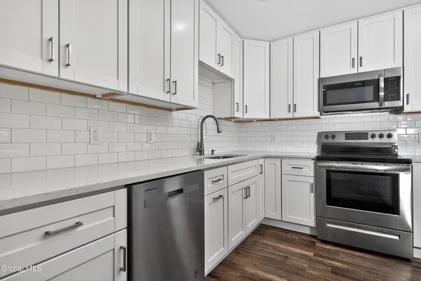 $2,000 | 6 Arrow Street, Unit 3, Colonie, NY 12304