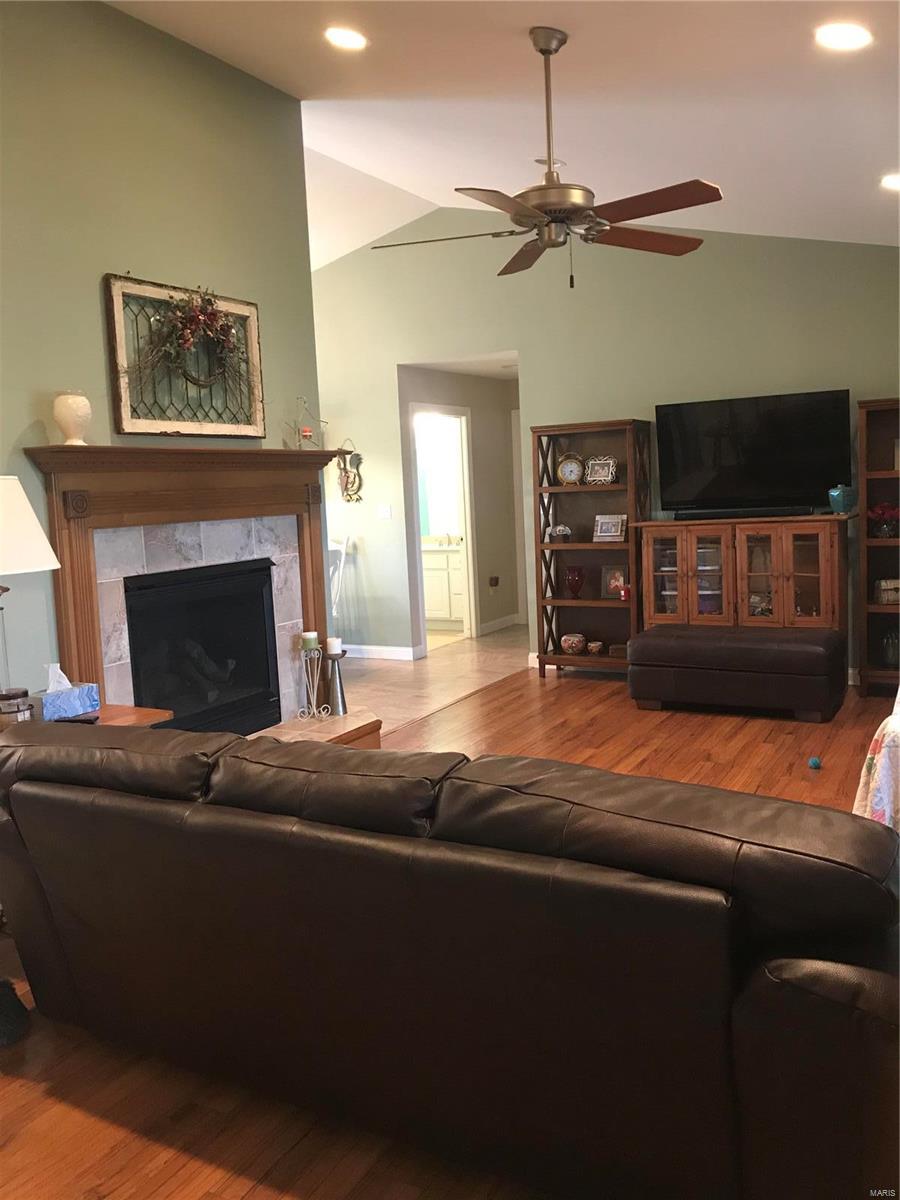13018 Linden Grove Road Breese, IL 62230 - Photo 4 of 8