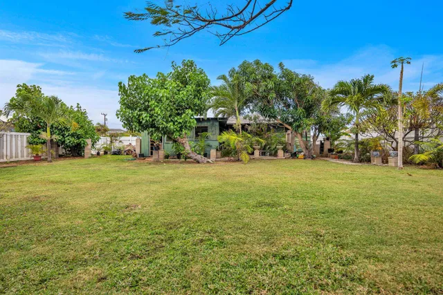 a view of a yard with a house