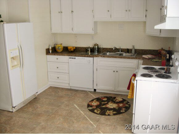 834 Augusta Farms Road Waynesboro, VA 22980 - Photo 5 of 17 a kitchen with a refrigerator and a stove