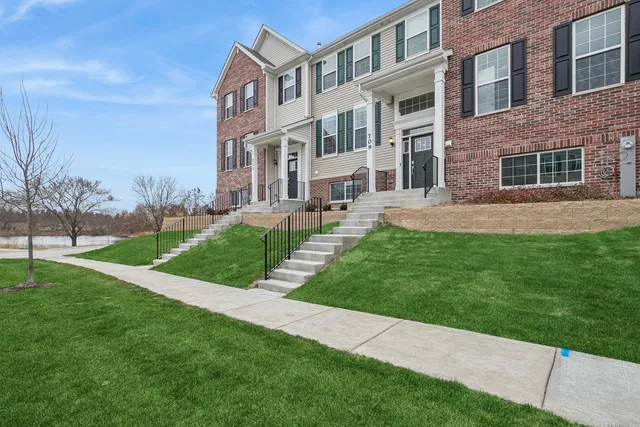 $355,000 | 709 Neubauer Circle, Lindenhurst, IL 60046