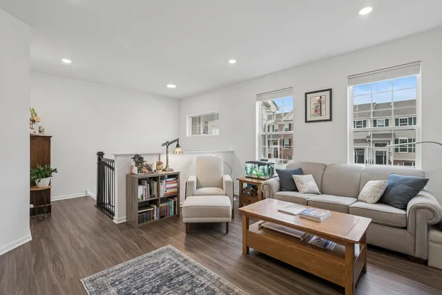 $355,000 | 709 Neubauer Circle, Lindenhurst, IL 60046