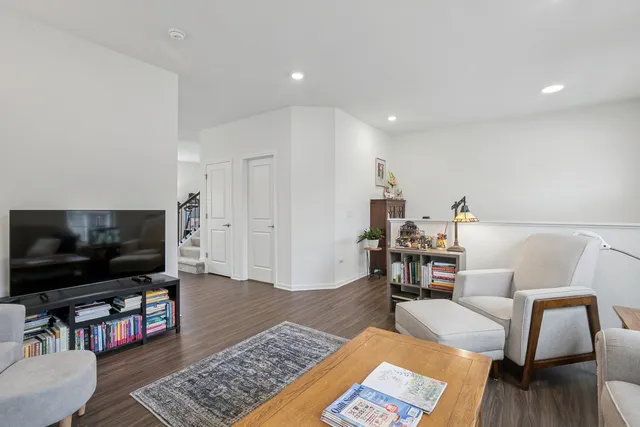 $355,000 | 709 Neubauer Circle, Lindenhurst, IL 60046