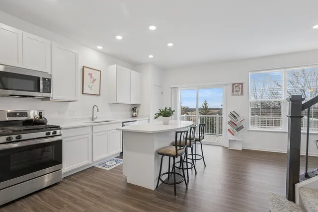 $355,000 | 709 Neubauer Circle, Lindenhurst, IL 60046